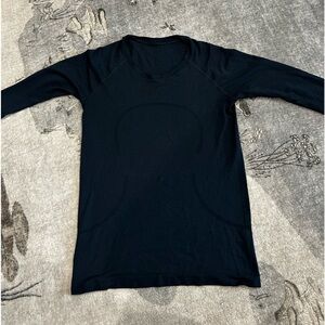 Lululemon Swiftly Tech long sleeve in navy - size 8